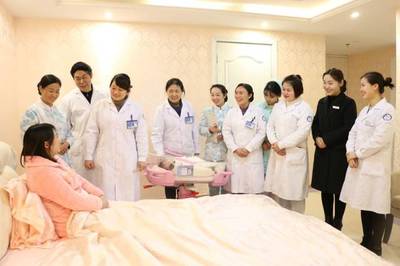 上萬(wàn)元請(qǐng)?jiān)律┻€要提前半年約？不如來(lái)宜春仁德，體驗(yàn)專業(yè)無(wú)憂的“月子女王”式母嬰護(hù)理